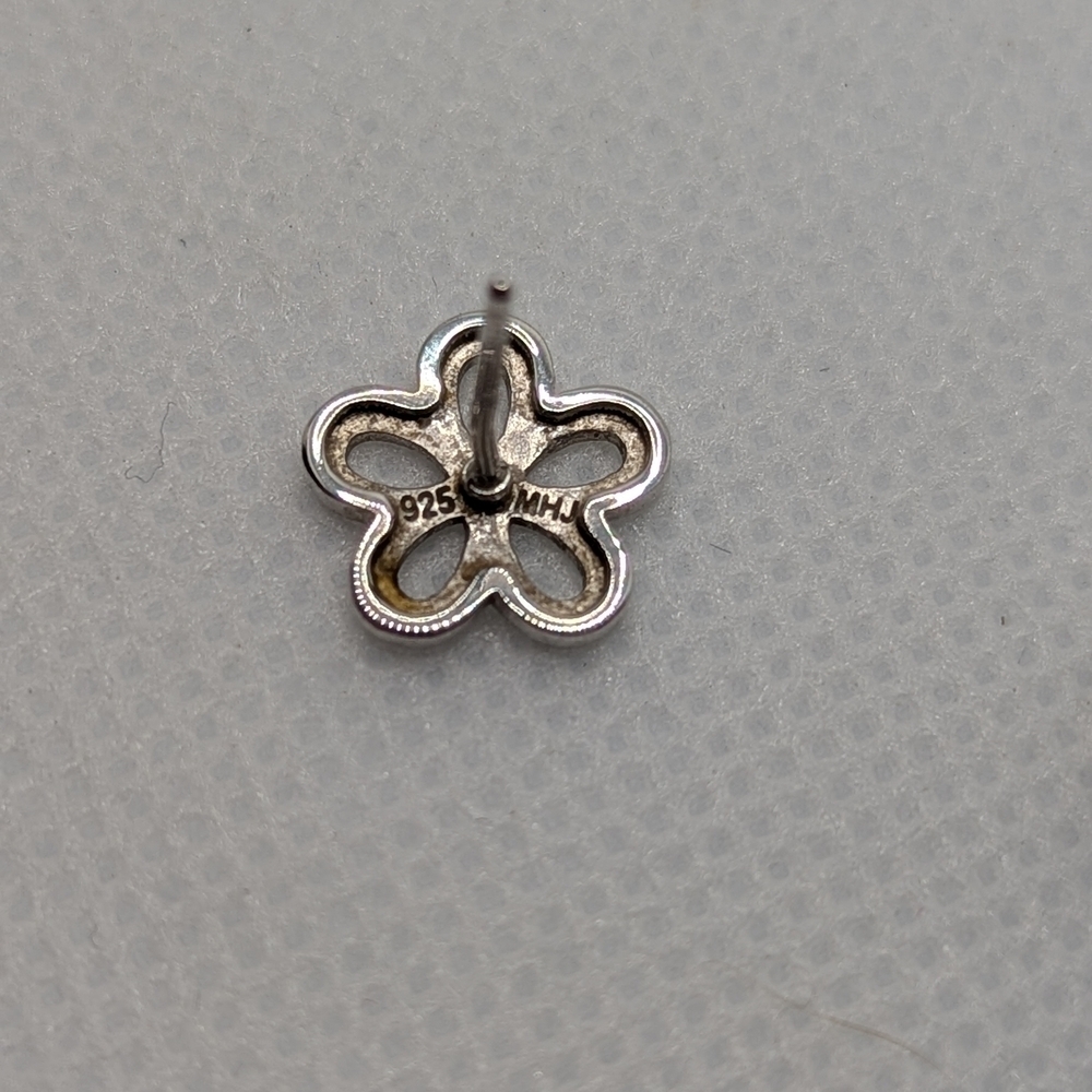 Chic Silver Floral Earrings - Picture 4 of 5